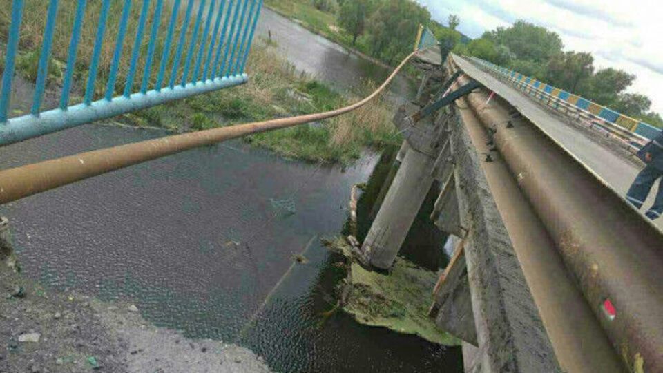 Рух по мосту перекрили