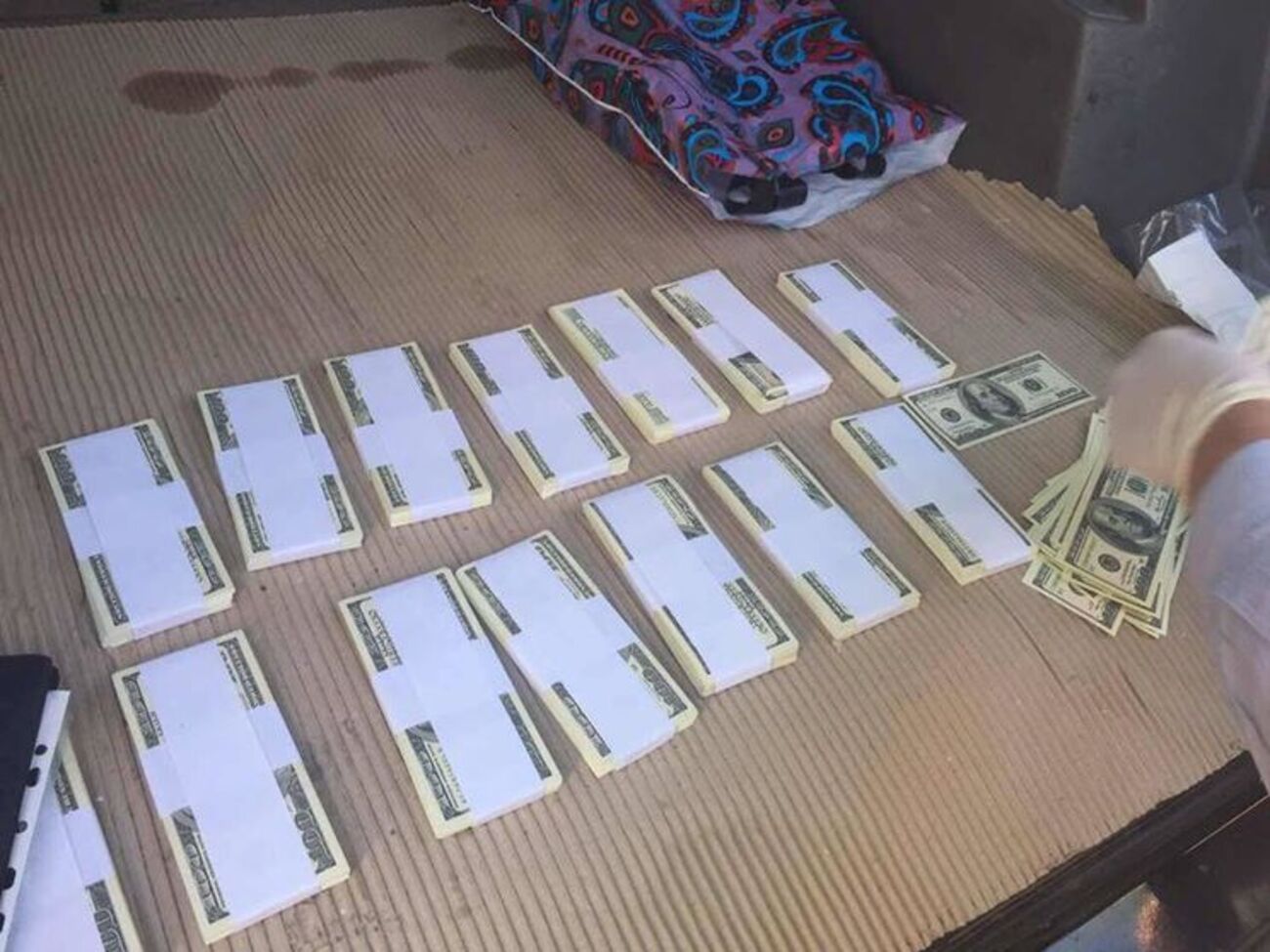 Зловмисники вимагали від підприємця $300 тис., а пізніше погодилися зменшити суму вдвічі