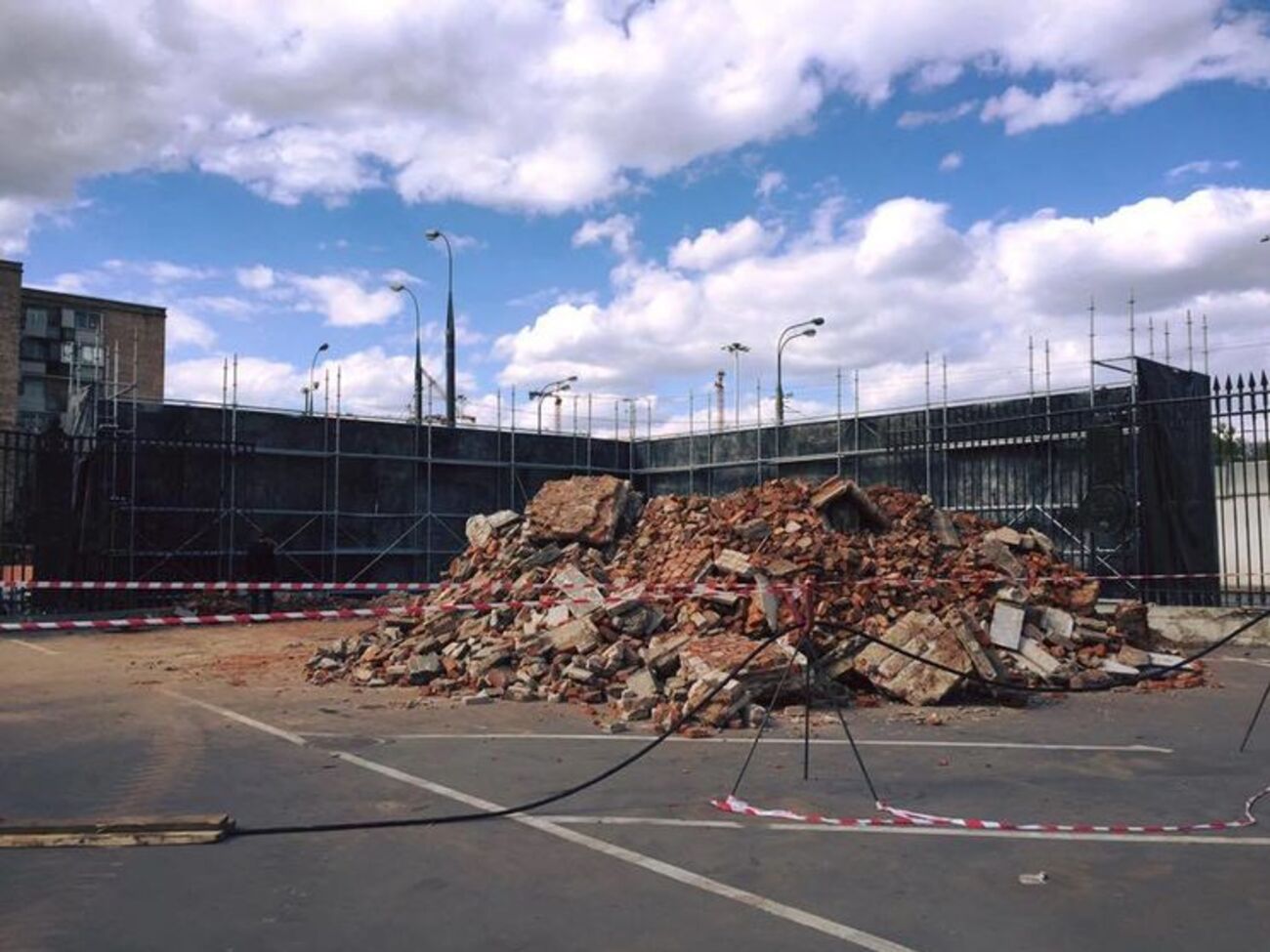 На месте детского стадиона "Юных пионеров"в Москве возводят жилой комплекс и сносят исторические стелы