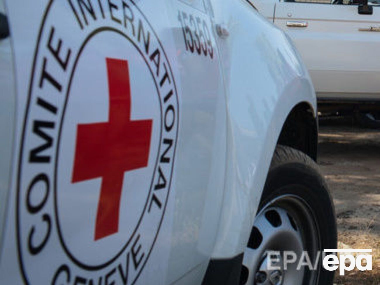 Декілька кулеметних черг пройшли безпосередньо поруч із людьми і автомобілями місії