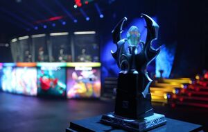 Команда-победительница получила Mystic Staff – кубок, выполненный в стиле одного из игровых артефактов