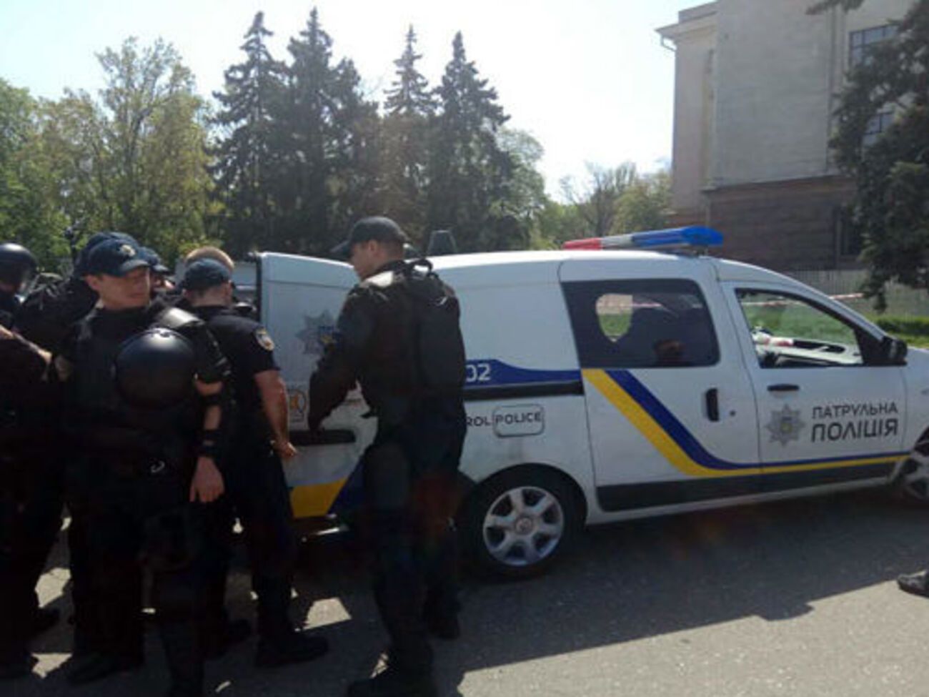 Полиция отвезла мужчину в отделение