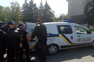 Поліція відвезла чоловіка до відділка