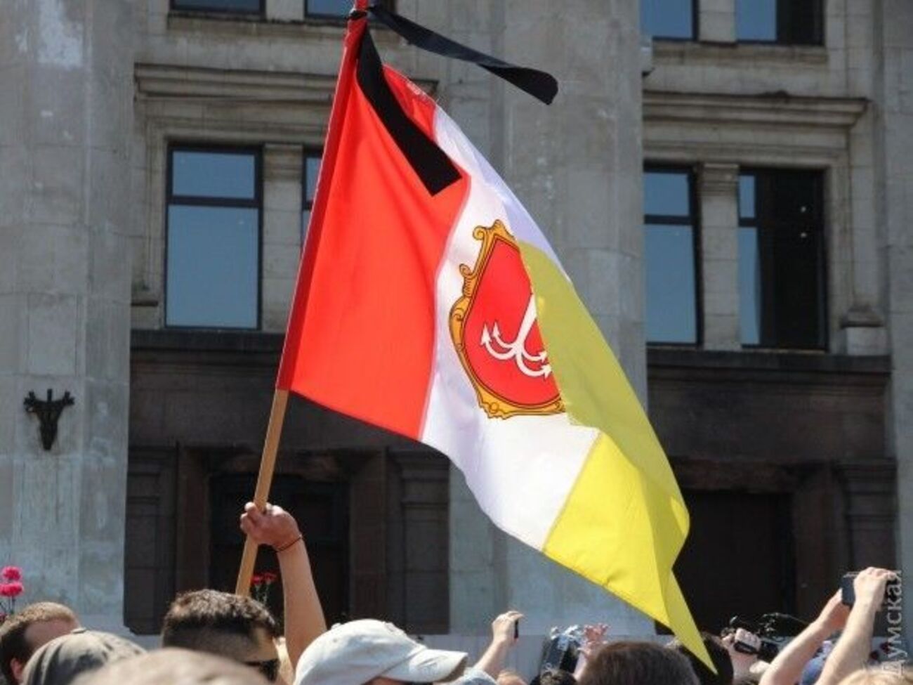 На акции присутствуют и проукраинские активисты, сообщило агентство