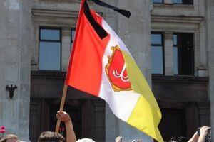 На акции присутствуют и проукраинские активисты, сообщило агентство