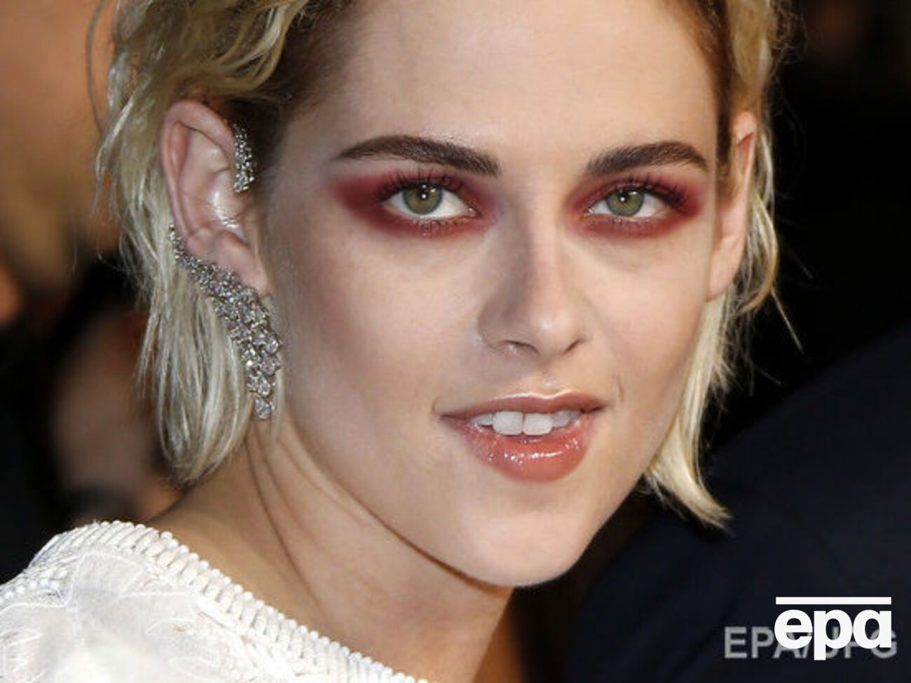 Стюарт представила первое режиссерское видео