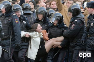 Задержание силовиками РФ девушки, оказавшейся в районе проведения несанкционированной властями акции