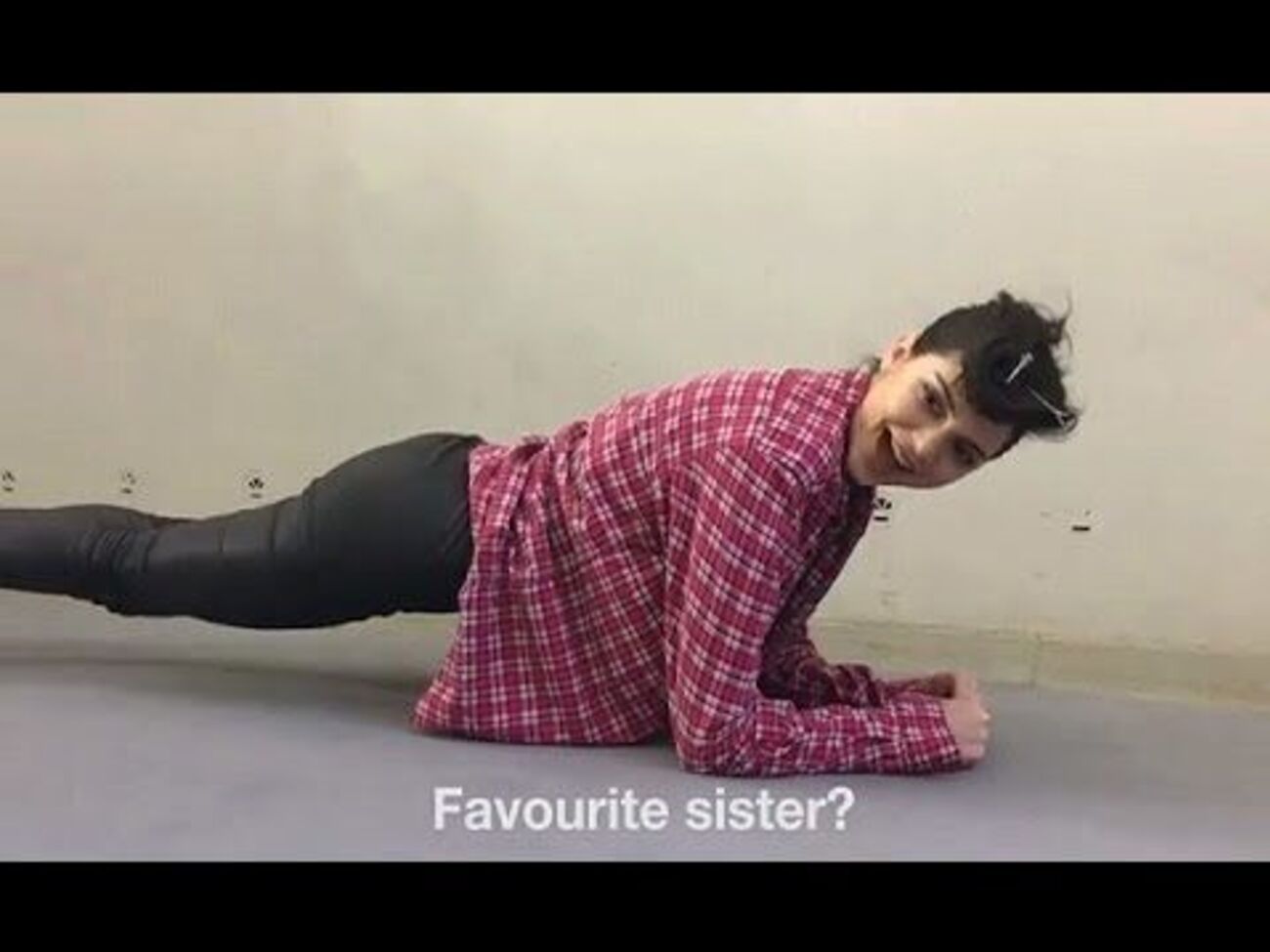 Кендалл Дженнер простояла в планке во время мини-интервью