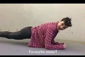 Кендалл Дженнер простояла в планке во время мини-интервью