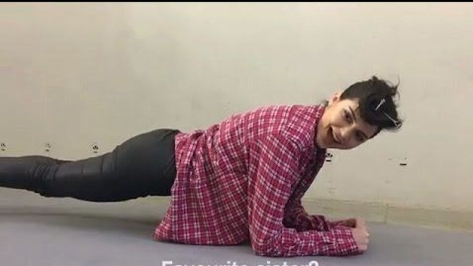 Кендалл Дженнер простояла в планке во время мини-интервью