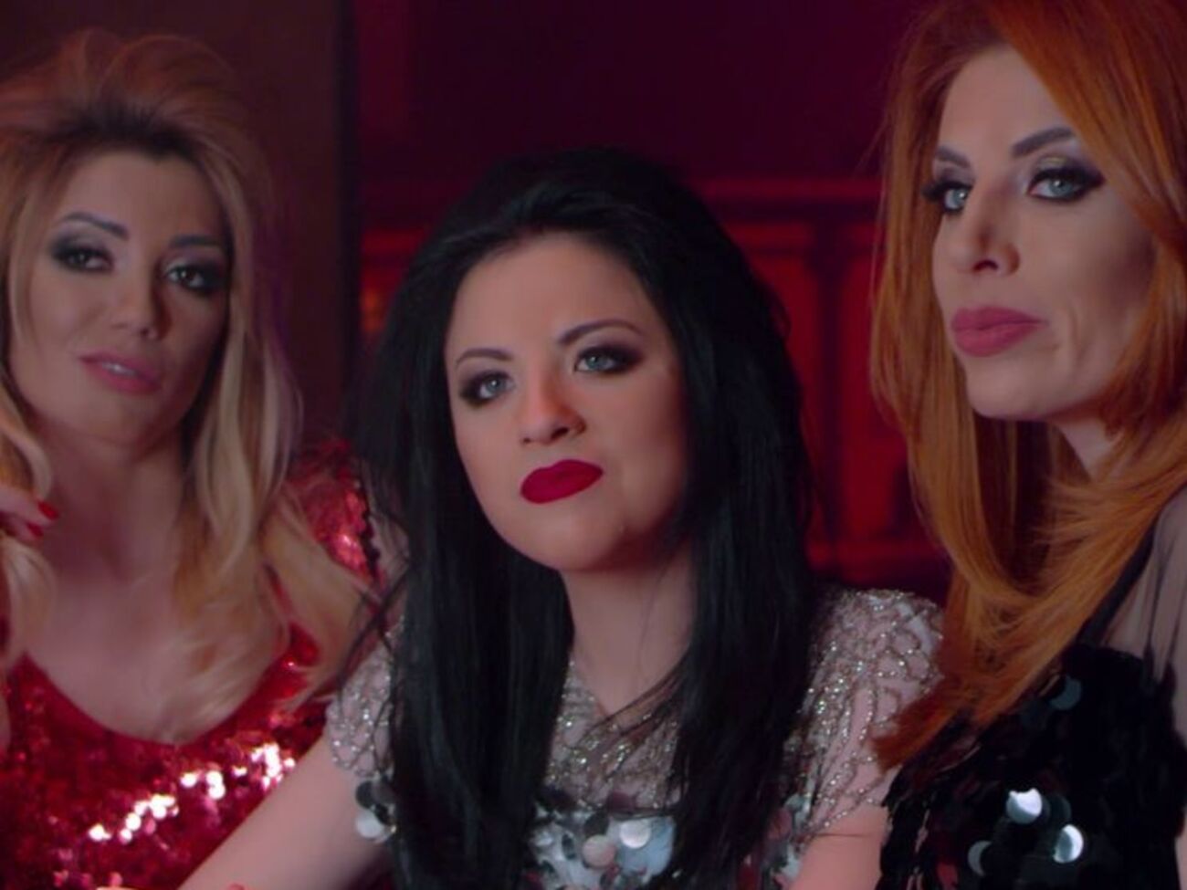 Дія кліпу групи "Пающіє труси" розвивається в нічному клубі