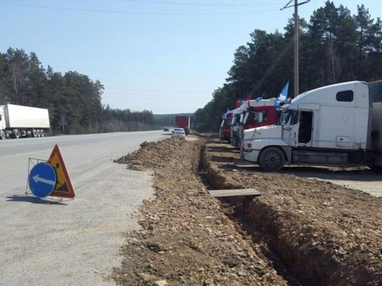 Рів було викопано уздовж машин далекобійників