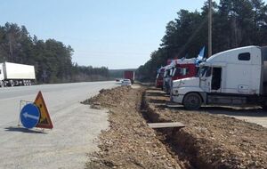 Рів було викопано уздовж машин далекобійників