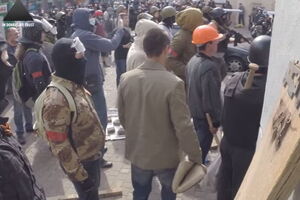 Баррикада Антимайдана и человек с автоматическим оружием