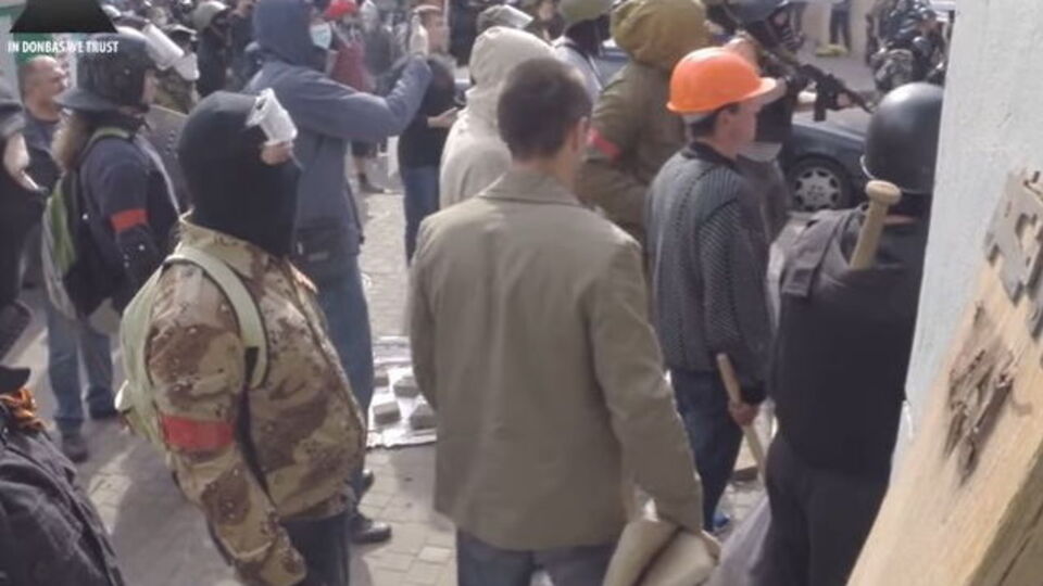 Баррикада Антимайдана и человек с автоматическим оружием