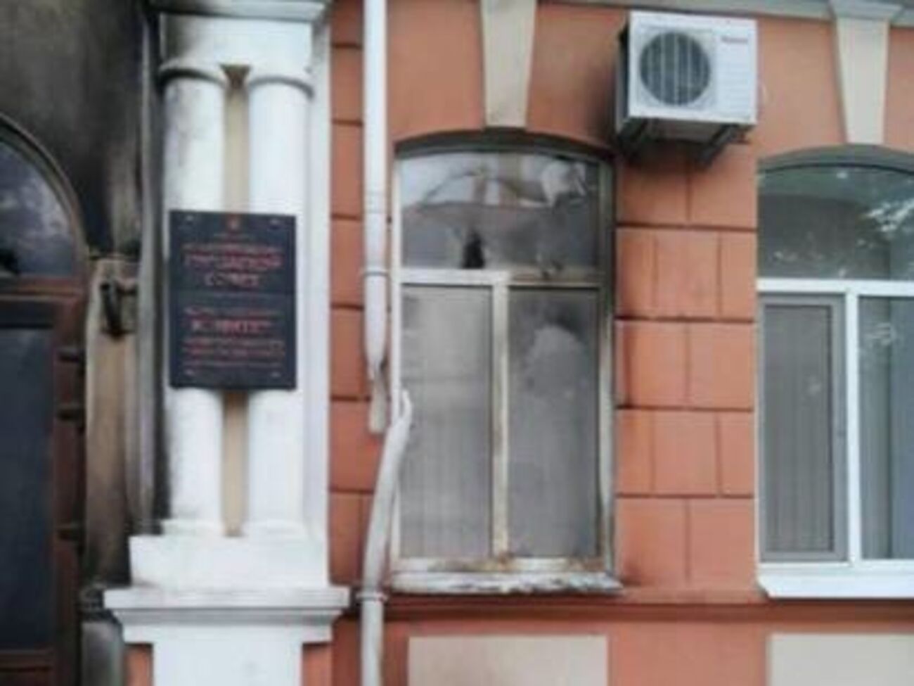 У будівлі міськради вибито два вікна, полум'ям пошкоджено вхідні двері