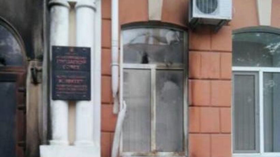 У будівлі міськради вибито два вікна, полум'ям пошкоджено вхідні двері
