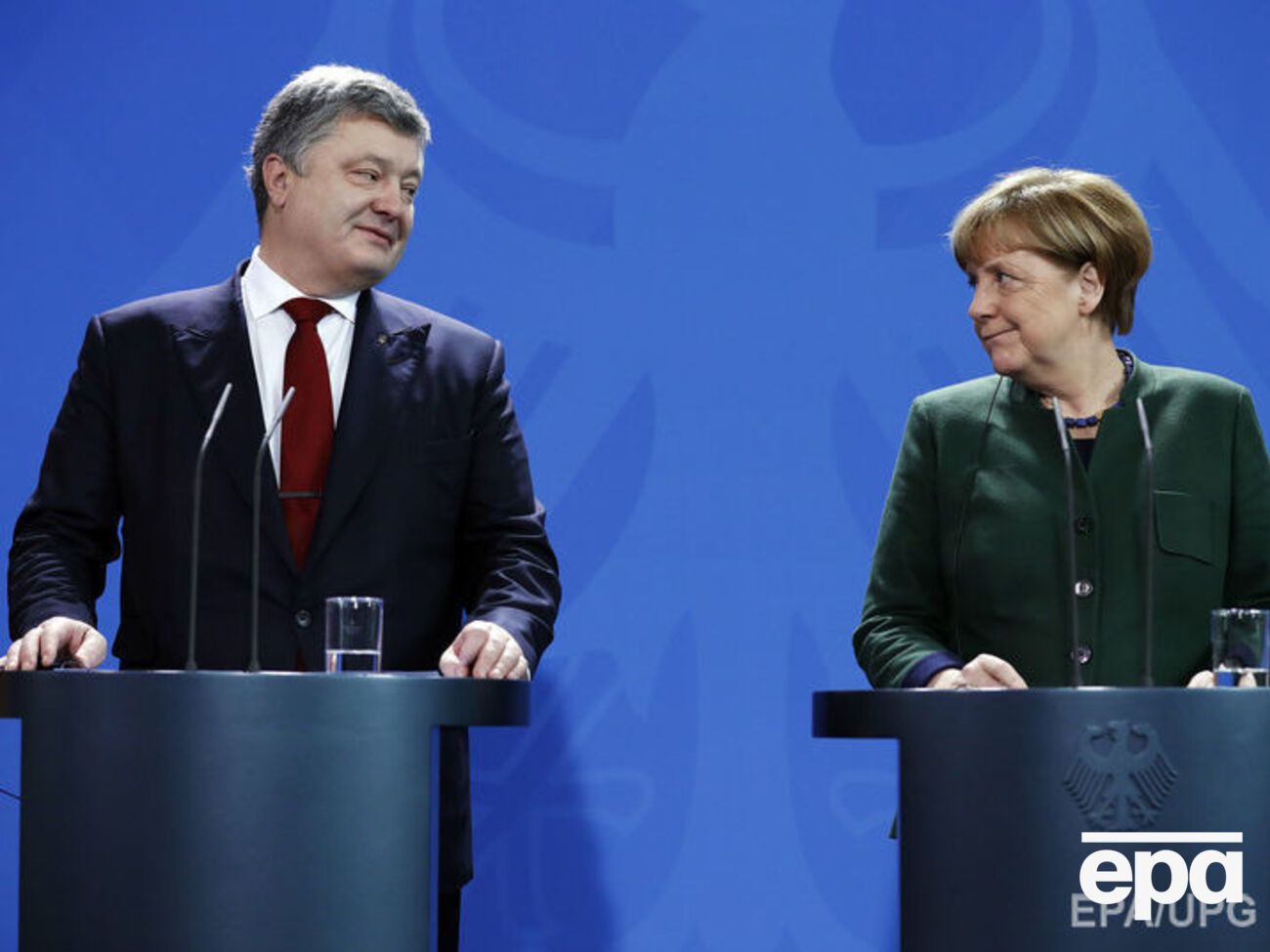 Порошенко та Меркель проводять переговори в резиденції канцлера