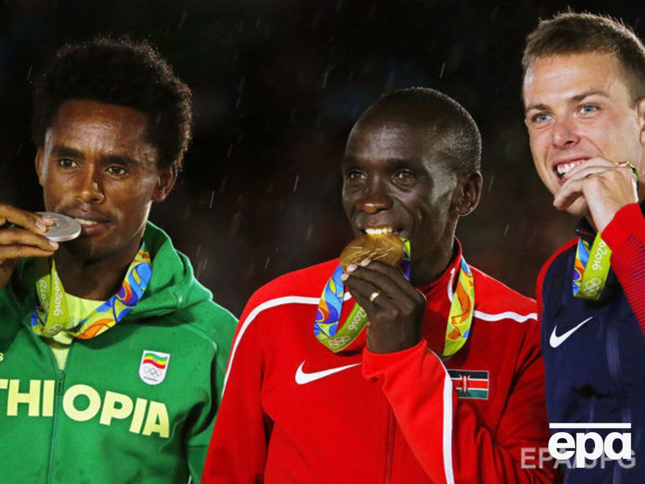 В оргкомитете считают, что многие призеры сами повредили свои медали