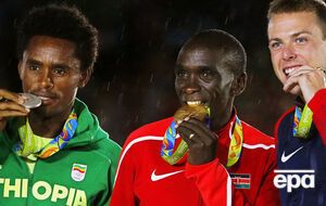 В оргкомитете считают, что многие призеры сами повредили свои медали