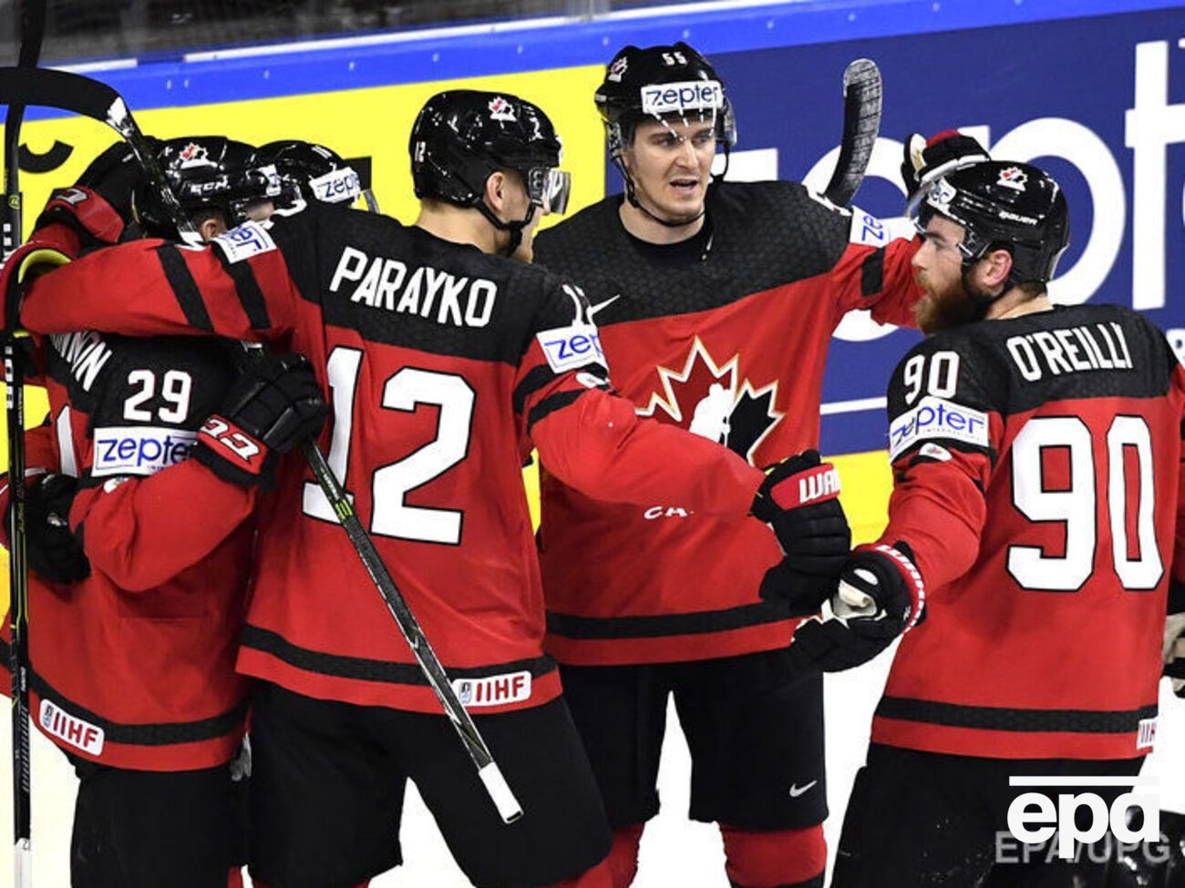 Канадские игроки празднуют взятие ворот сборной России