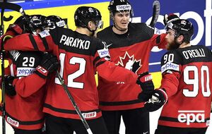 Канадские игроки празднуют взятие ворот сборной России