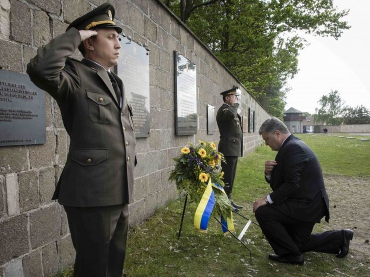 Порошенко встановив поминальний вінок