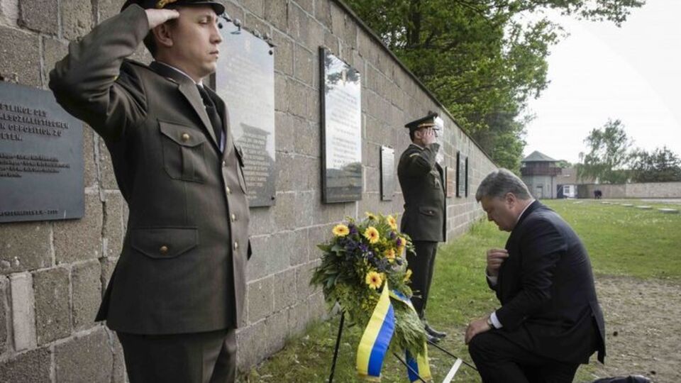 Порошенко установил поминальный венок