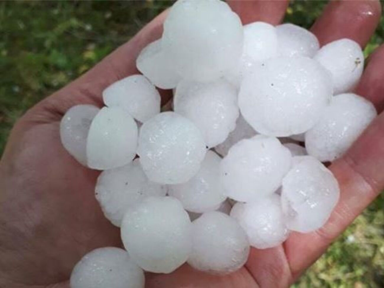 Жители города публикуют фото аномального града