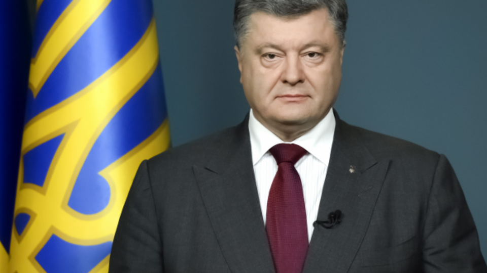 Порошенко: Обвішані цими стрічками бойовики вбивають наших воїнів щодня і щоночі