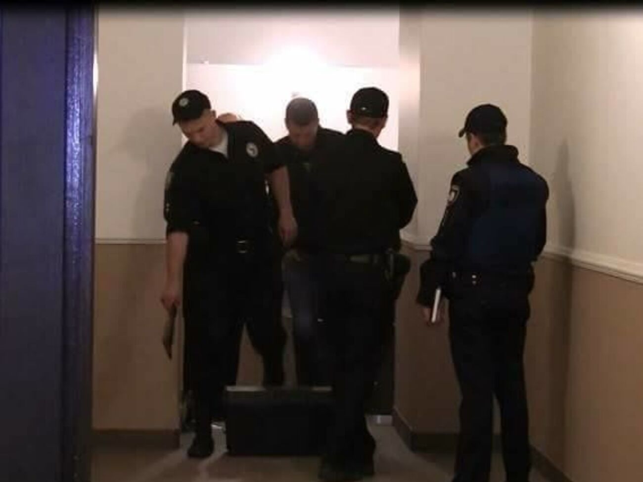 Вибух стався на першому поверсі будівлі, вибухова хвиля й осколки пошкодили стіни та вхідні двері