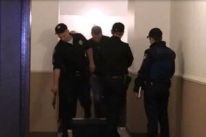 Вибух стався на першому поверсі будівлі, вибухова хвиля й осколки пошкодили стіни та вхідні двері