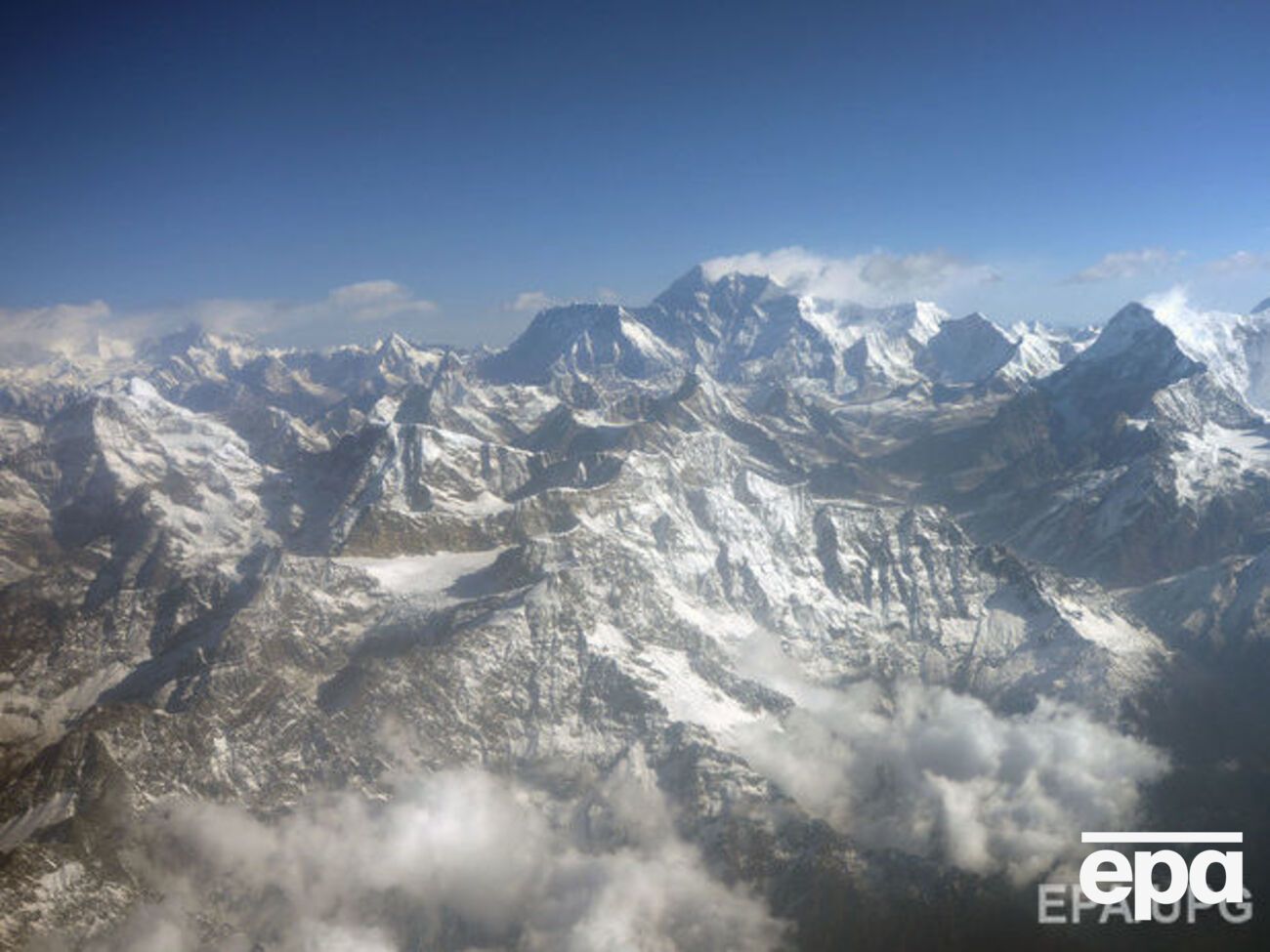 На большой высоте в Гималаях люди испытывают недостаток кислорода