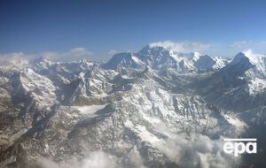 На большой высоте в Гималаях люди испытывают недостаток кислорода