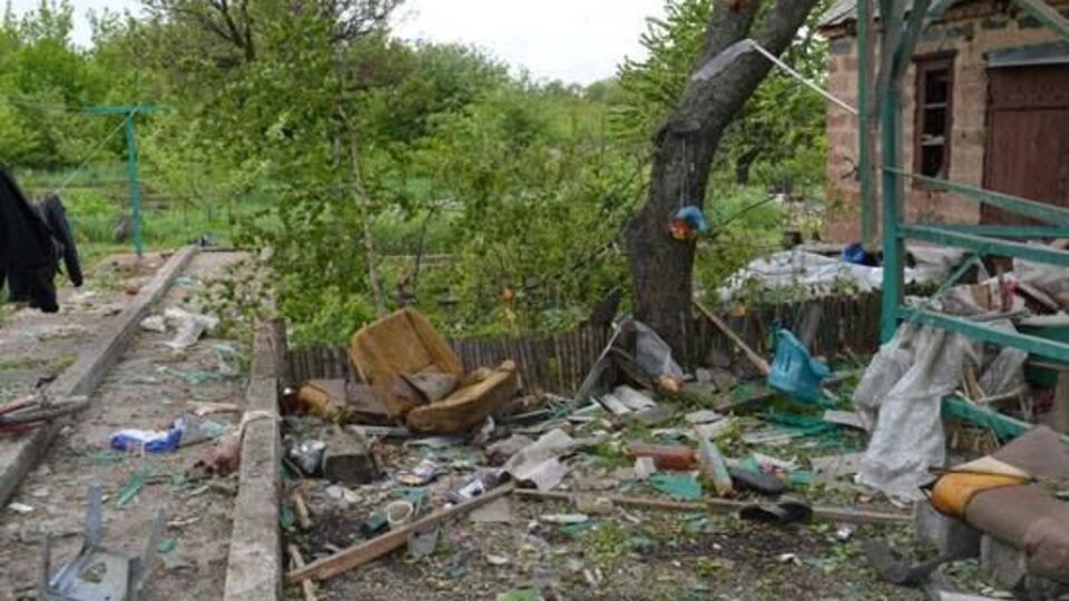 13 мая снаряд попал во двор жилого дома