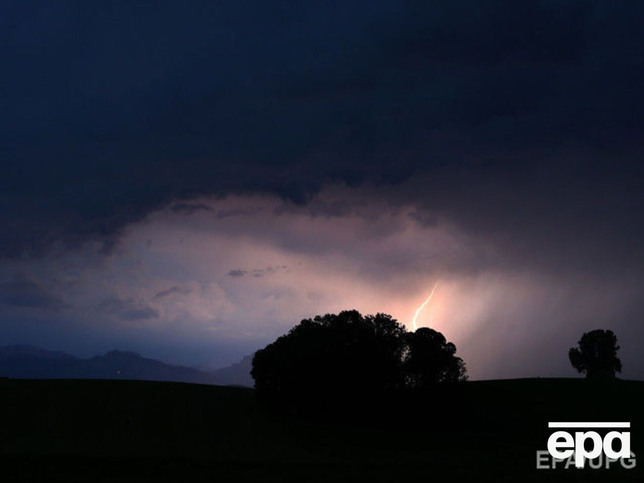 Удар блискавки став причиною загибелі людини