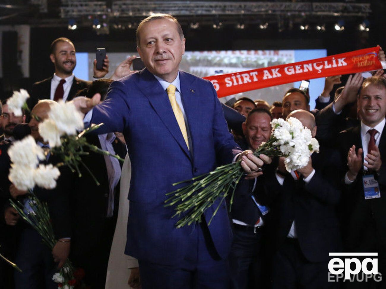 Делегаты съезда поздравляют Эрдогана с избранием главой партии