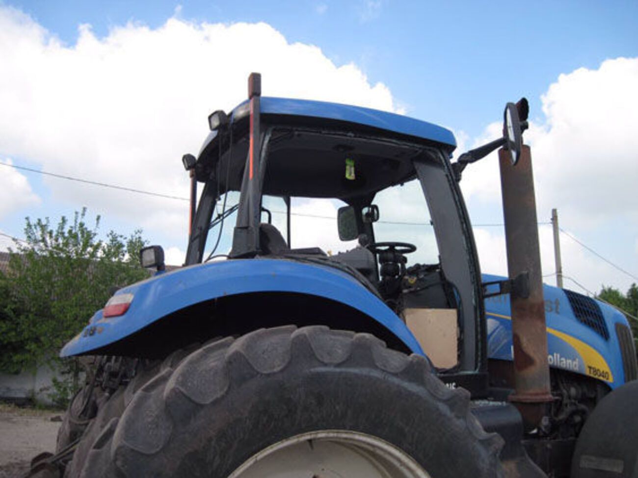 Мужчина, который управлял наехавшим на мину трактором, получил контузию