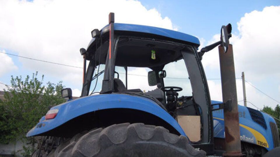 Мужчина, который управлял наехавшим на мину трактором, получил контузию