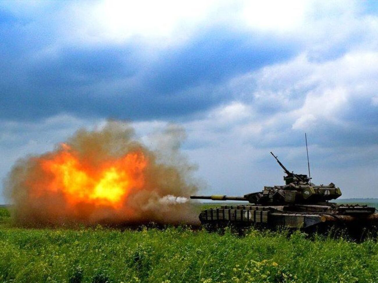 В течение 21 мая боевики вели огонь из минометов калибра 120 мм и 82 мм, БМП, танков, гранатометов и стрелкового оружия