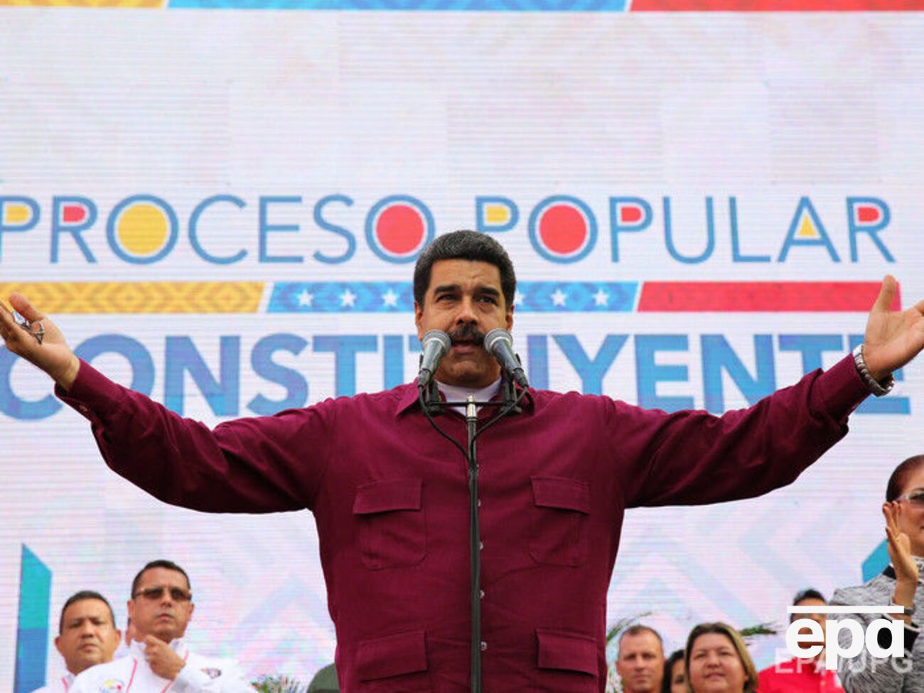 Мадуро обвинил протестующих в поджоге человека