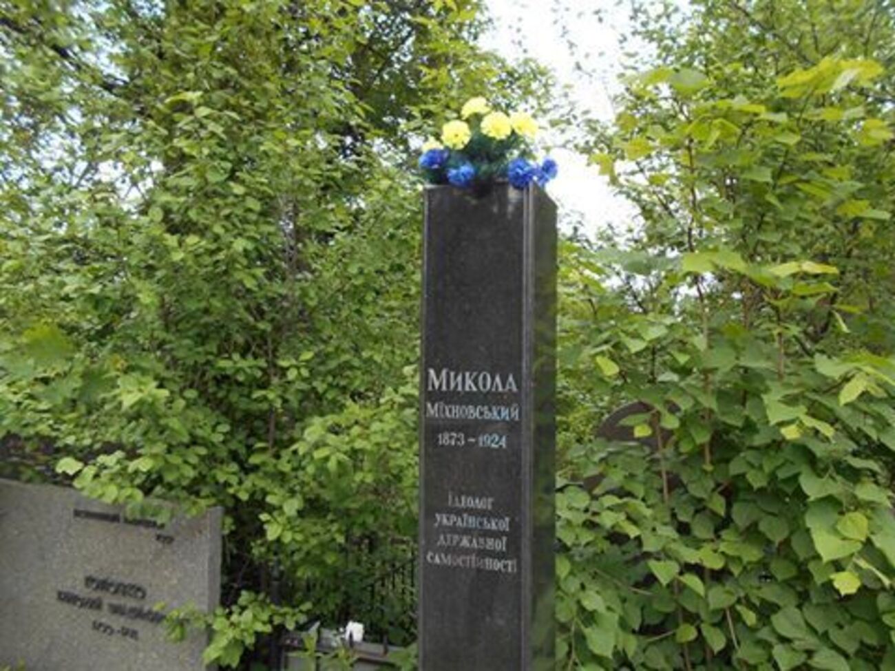 На месте бронзового бюста на могиле Михновского &ndash;&nbsp;цветы