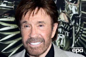 Норрис уступил в соревновании с пожилой женщиной