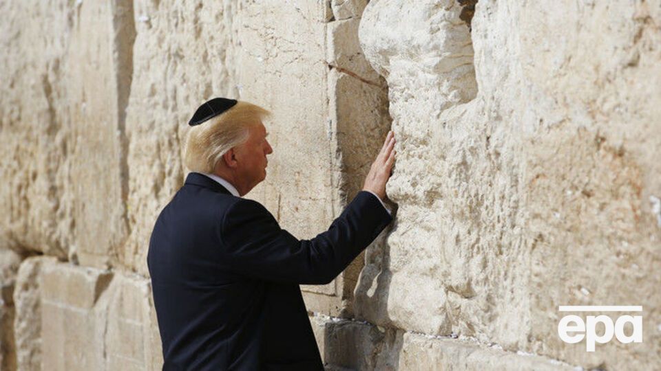 Трамп надел кипу и прикоснулся к стене
