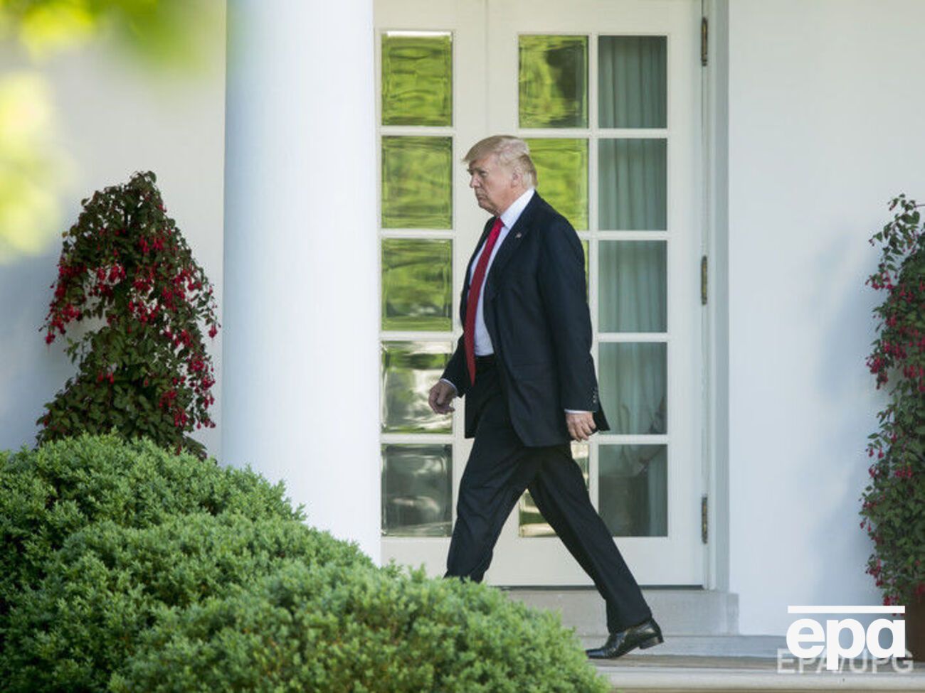 Чиновники сообщили, что Трамп просил руководство разведки отрицать его связи с РФ