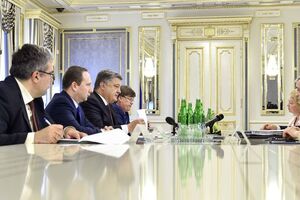 Порошенко подписал закон, устанавливающий с 1 января 2018 года право на назначение пенсии родным чернобыльцев