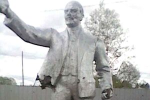 Пам'ятник Леніну в Ушумуні був установлений у 1939 році