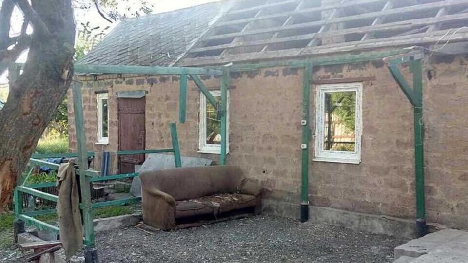 У пошкоджених будинках почали встановлювати пластикові вікна