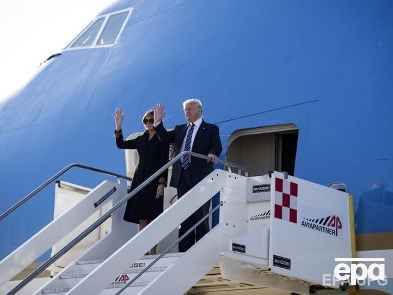 Дональд Трамп намагався взяти руку Меланії в аеропорту Риму