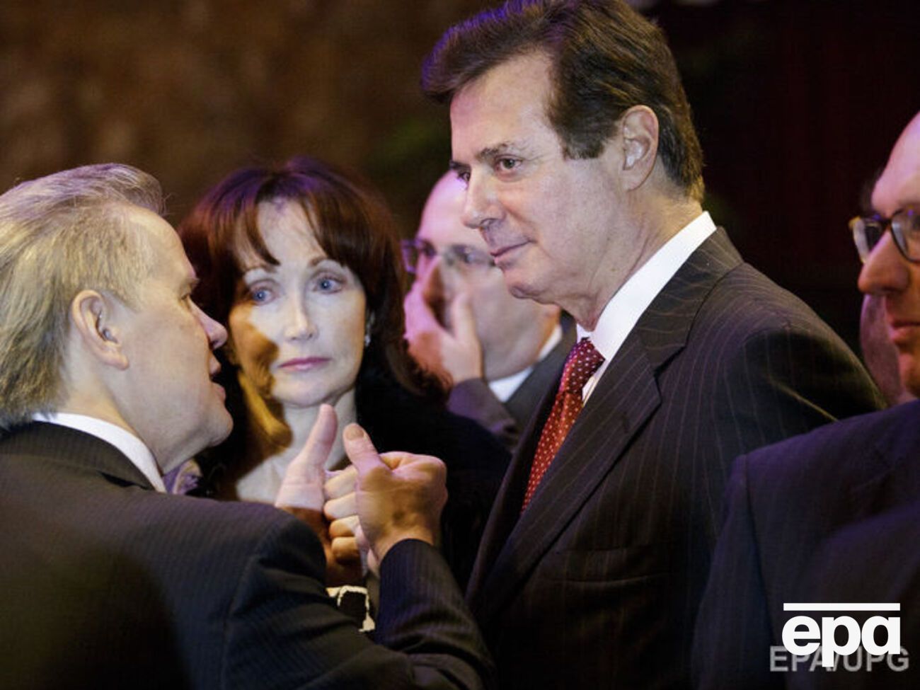 Манафорт (у центрі), за даними Bloomberg, особисто затверджував списки кандидатів від Опозиційного блоку на виборах